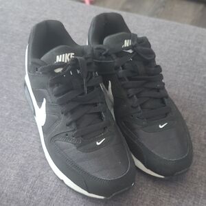 Nike Womens Air Max Command Low Top Sneakers